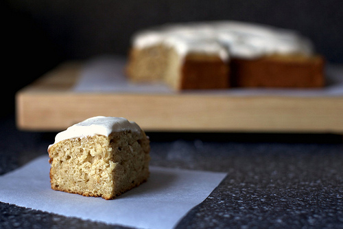 Spiced applesauce cake