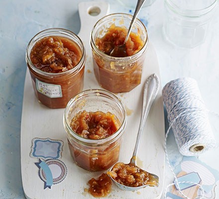 Spiced apricot chutney