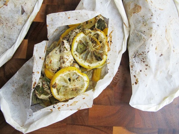 Spiced baked chicken parcels (Chicken en papillote)