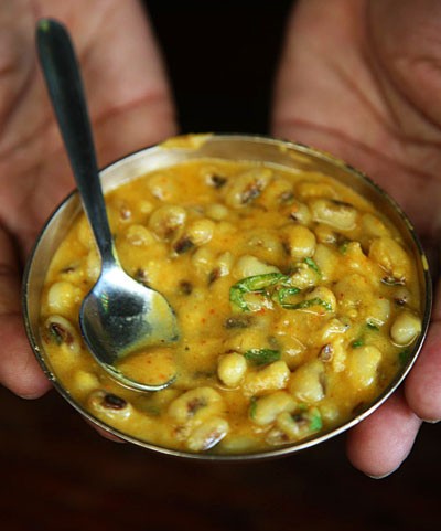 Spiced black-eyed peas with curry leaves (Safed chole)