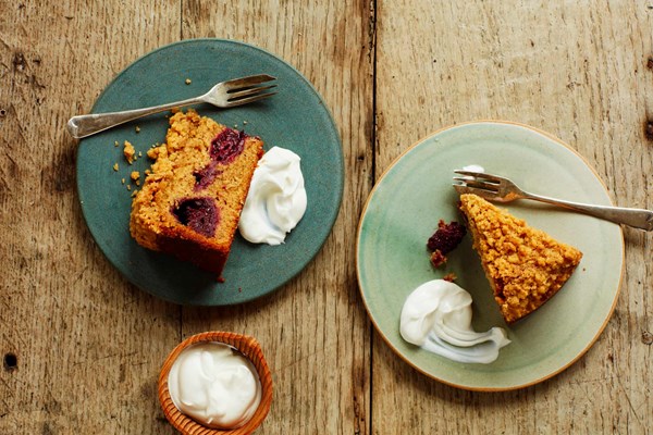 Spiced blackberry and brown sugar crumble cake