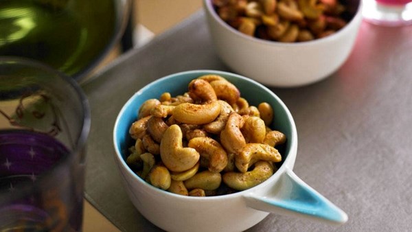 Spiced cashew nuts