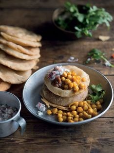 Spiced chickpeas with puffed roti (Puri chana chaat masala)
