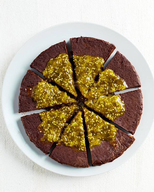 Spiced chocolate cakes with sweet tomatillo sauce (Boca negra picosito con salsa dulce de tomatillo)