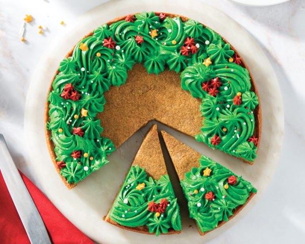 Spiced cookie wreath cake