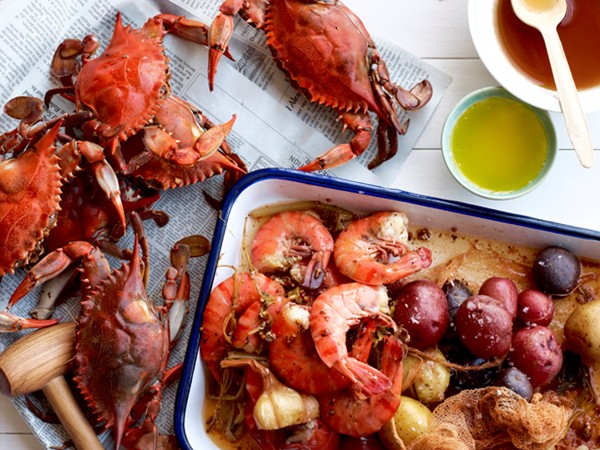 Spiced crabs and shrimp with potatoes