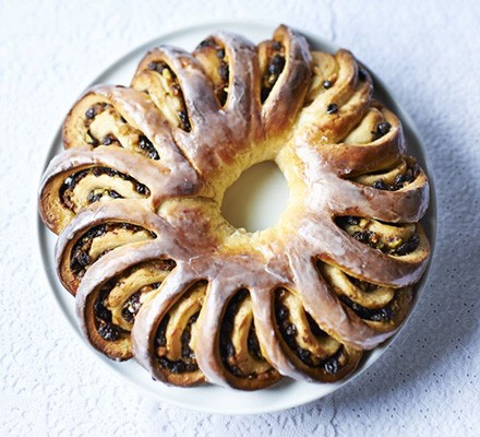 Spiced fruit & pistachio bread wreath