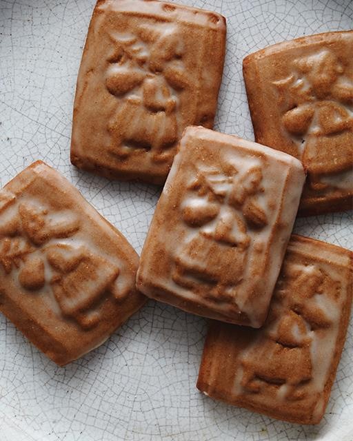 Spiced ginger cookies with white pepper glaze
