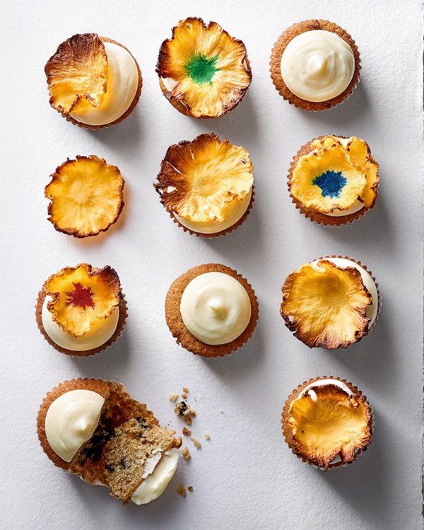 Spiced muffins with pineapple flowers