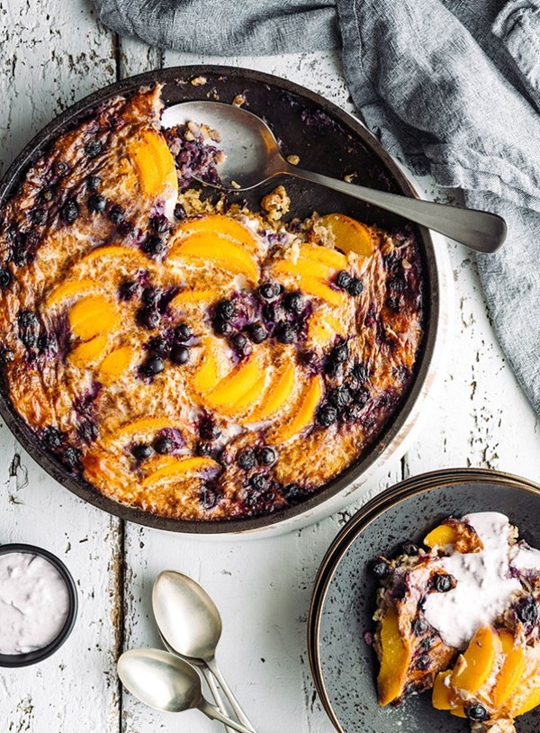 Spiced oven-baked oats with blueberries and peaches