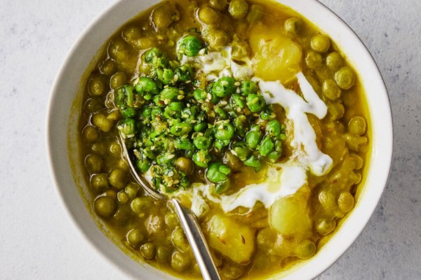 Spiced pea stew with yogurt