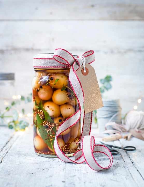 Spiced pickled shallots