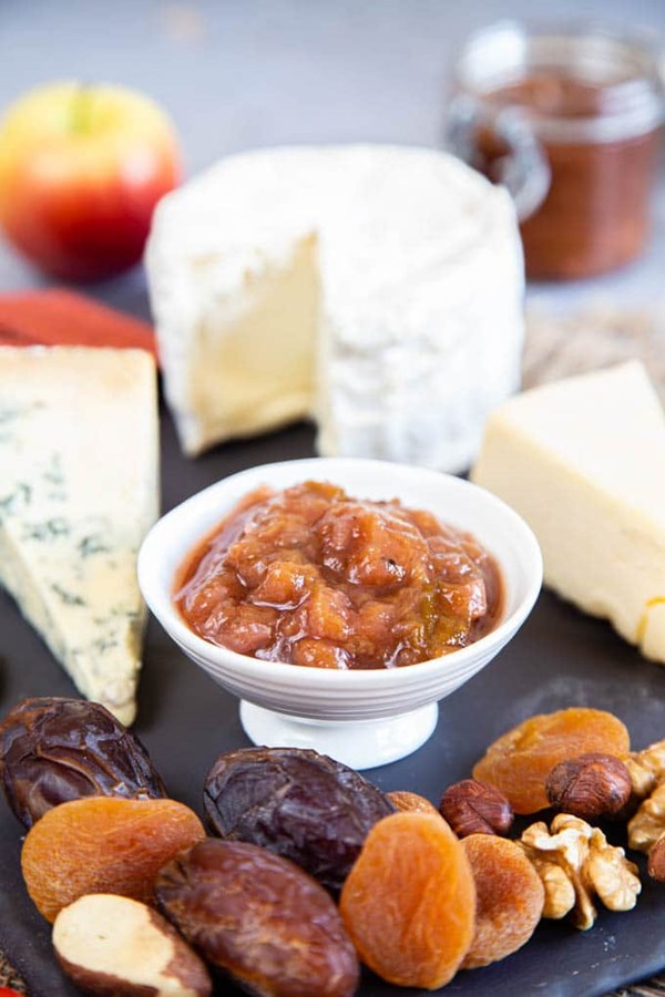 Spiced plum chutney with apple