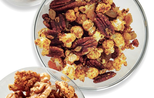 Spiced popcorn with pecans and raisins