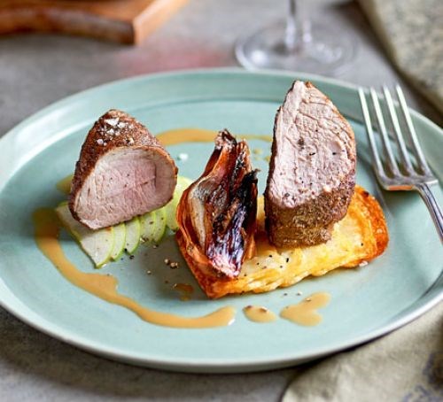 Spiced pork fillet with shallots & apple 