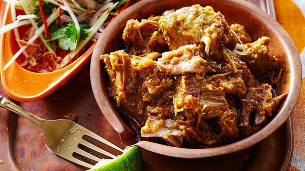 Spiced pork with green mango (Wettha thayet thi chet)