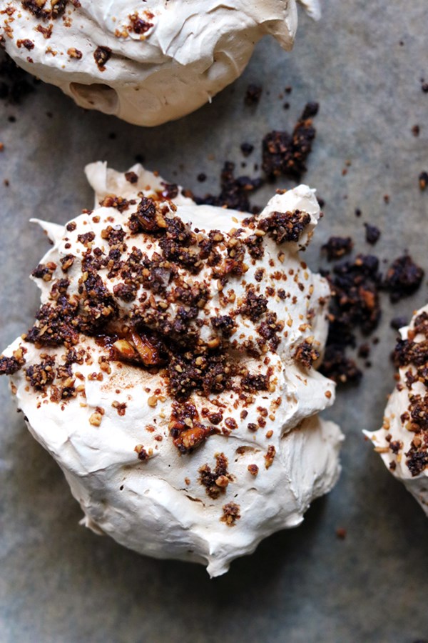 Spiced praline meringues