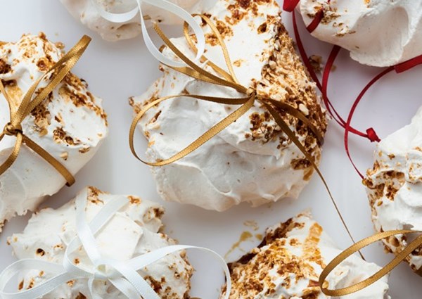 Spiced praline meringues