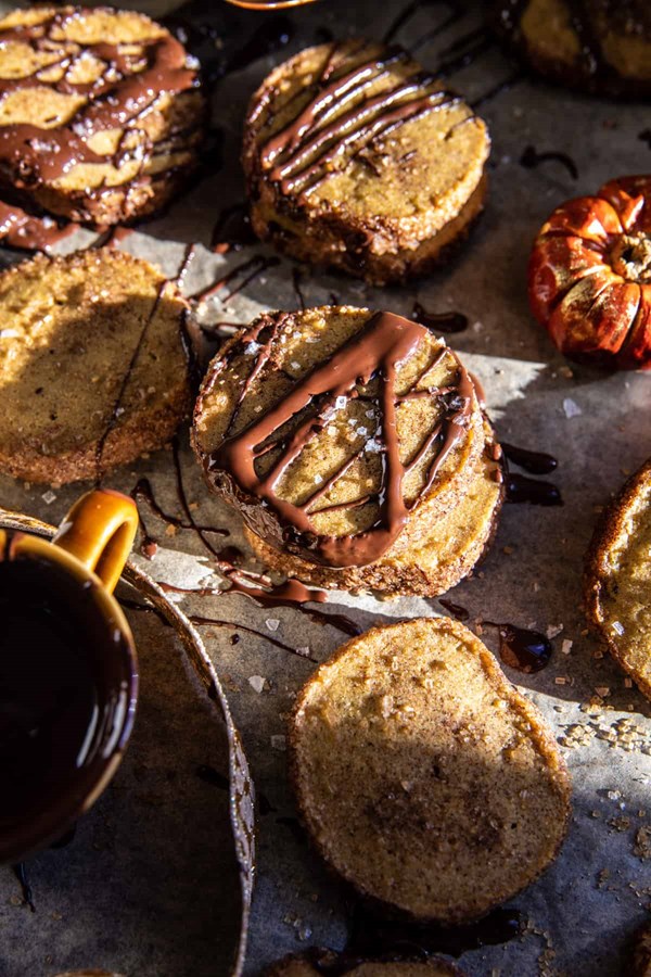 Spiced pumpkin shortbread cookies