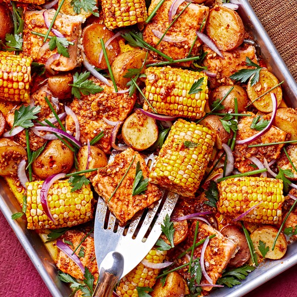 Spiced salmon with potatoes and corn 