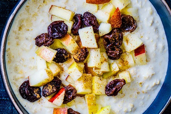 Spiced sultana and apple porridge pot