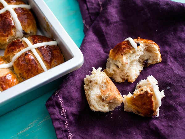 Spiced vanilla hot cross buns