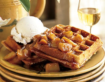 Spiced waffles with caramelized apples