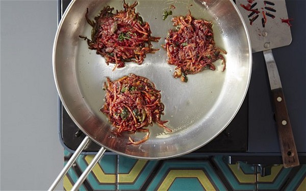 Spiced winter rösti with garlic yogurt