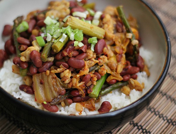 Spicy adzuki beans with kimchi, asparagus, and stir-fried tempeh