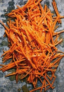 Spicy and sour carrot salad (凉拌胡罗卜丝)