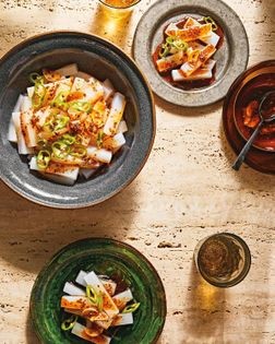 Spicy and sour mung bean jelly (绿豆凉粉)