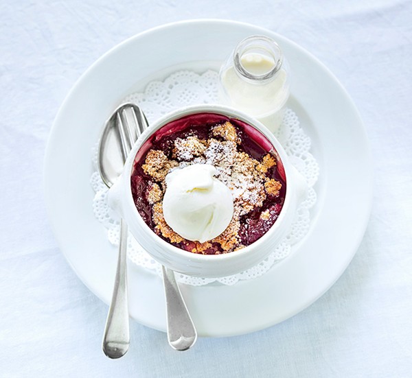 Spicy apple & blackberry crumble