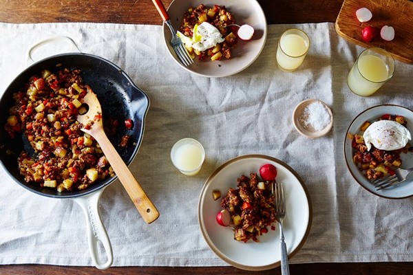 Spicy apple-chorizo hash