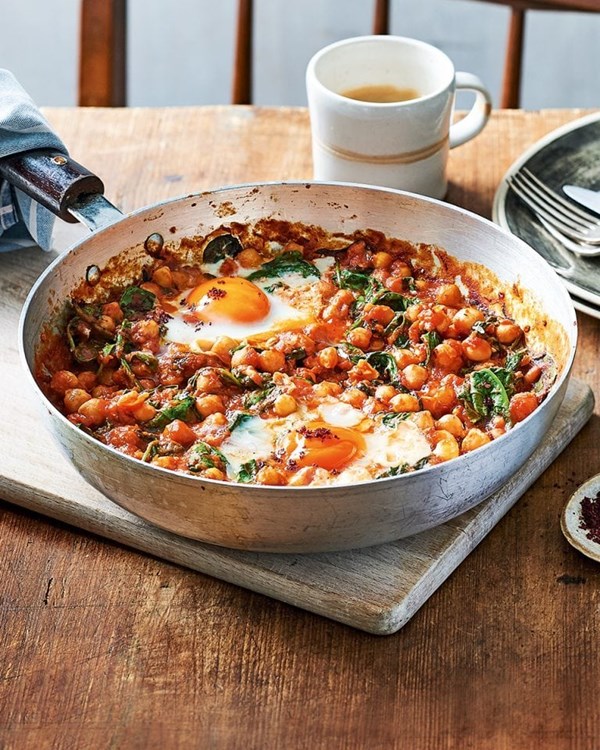Spicy baked eggs with tomatoes and chickpeas 