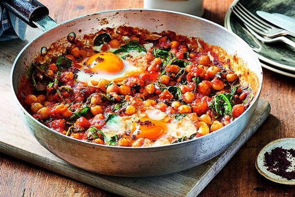Spicy baked eggs with tomatoes and chickpeas