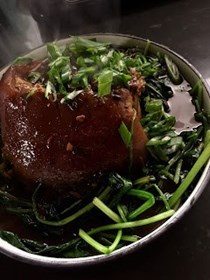  Spicy braised Sichuan pork hock (Dòubàn zhŏuzi  / 豆瓣肘子)
