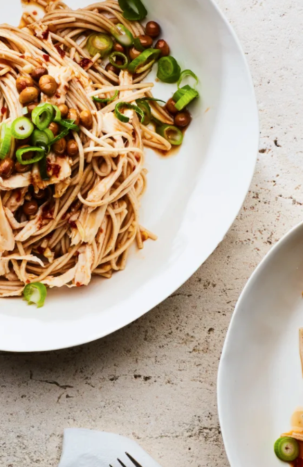 Spicy buckwheat noodles with chicken [Liu Shaokun]