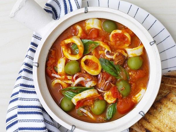 Spicy calamari with olives