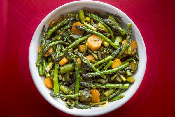Spicy carrot and asparagus stir-fry