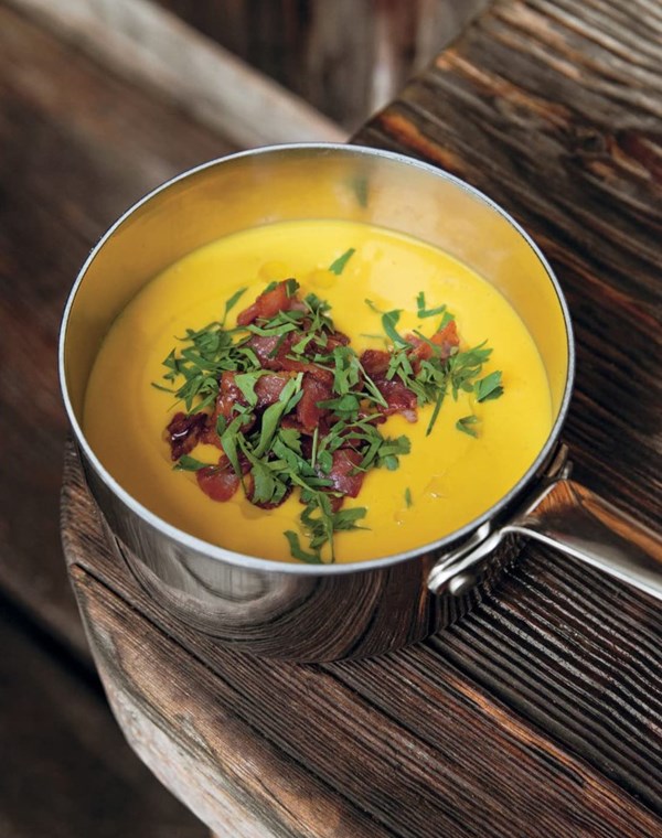 Spicy carrot soup with crispy bacon