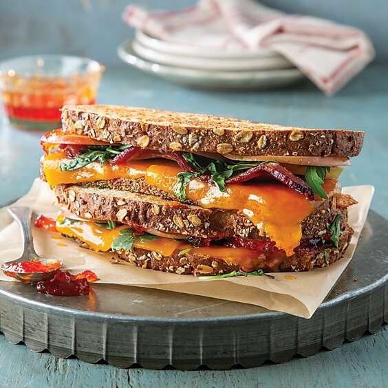 Spicy cheddar-apple-bacon grilled cheese