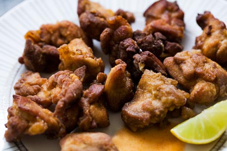 Spicy chicken nuggets (Chicharrones de pollo)