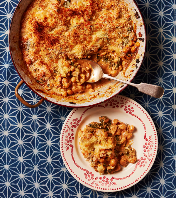 Spicy chickpea gratin with onions and kale