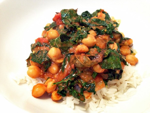 Spicy chickpeas with curry leaves and kale