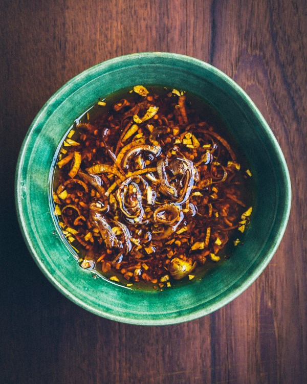 Spicy chilli, shallot and garlic oil for noodle soups (Gio mak phet)