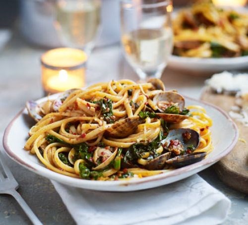 Spicy clam & kale linguine