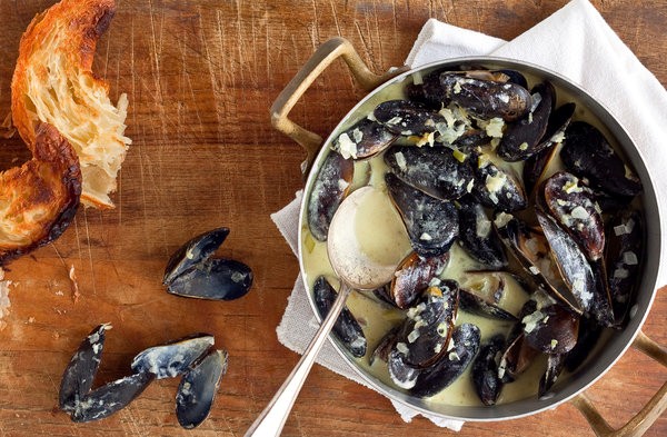 Spicy coconut mussels with lemon grass