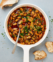 Spicy coriander seed mussels