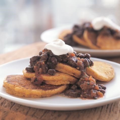 Spicy corn cakes with black beans