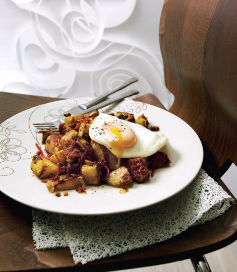 Spicy corned beef hash with egg